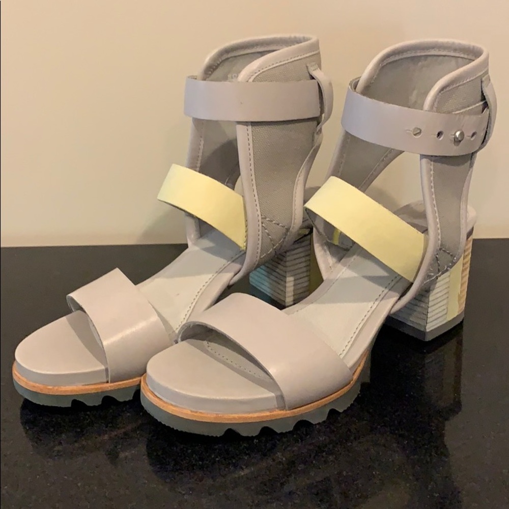 NWOT Sorel Addington Cuff sands